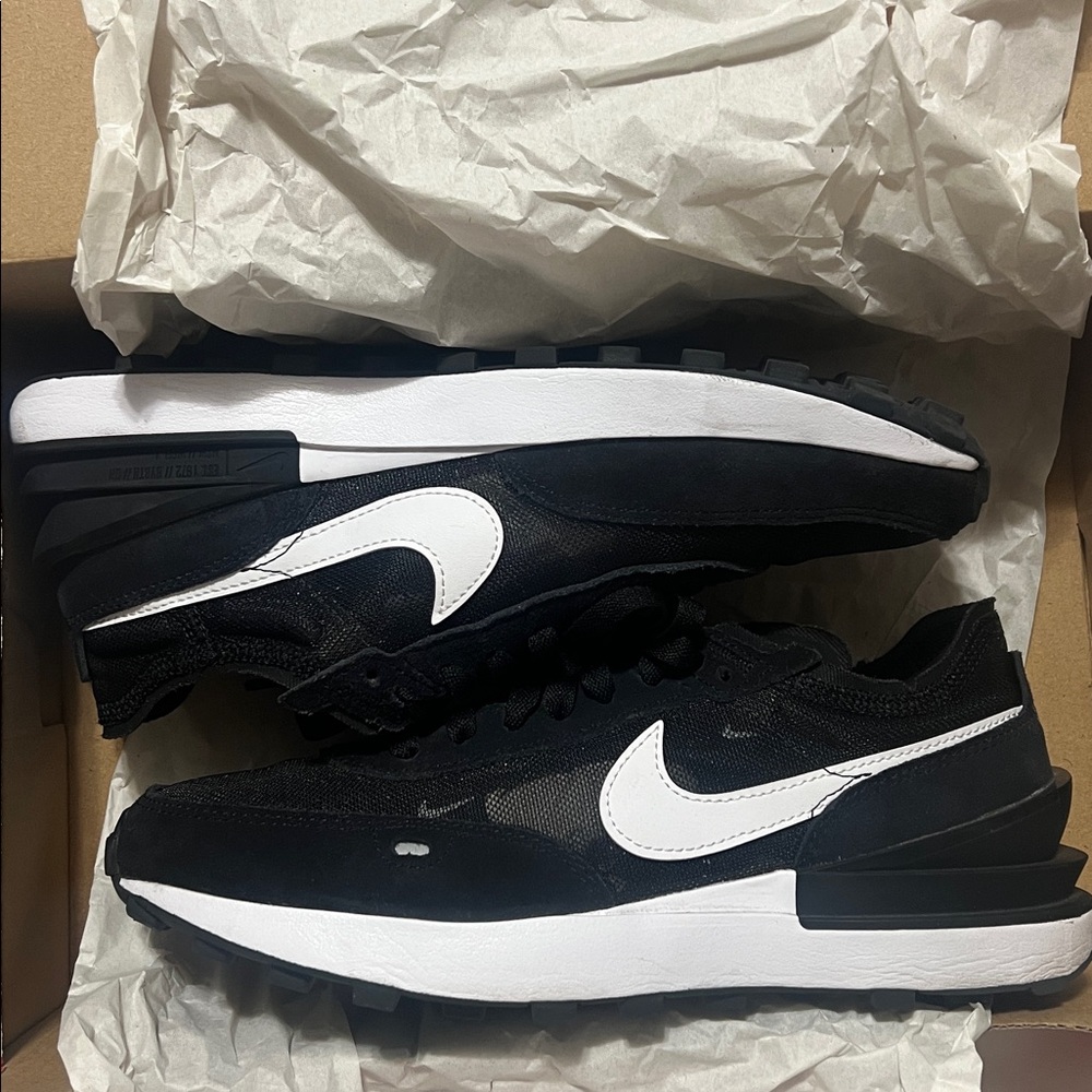 Like new! Nike Waffle One - Black